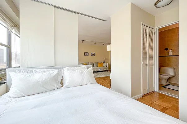 Rented by Coldwell Banker Warburg | media 7