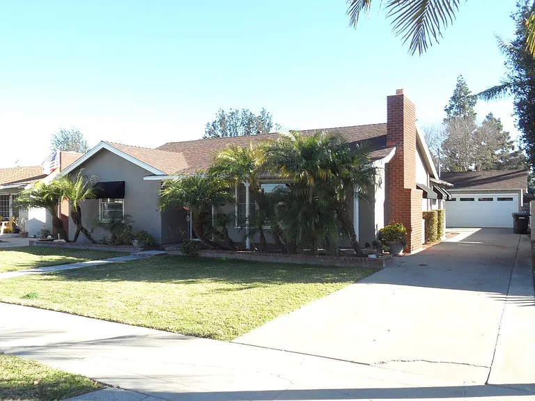 445 N Pine St — Photo 2