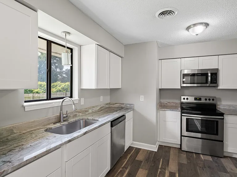102 Sterling Rd — Photo 11