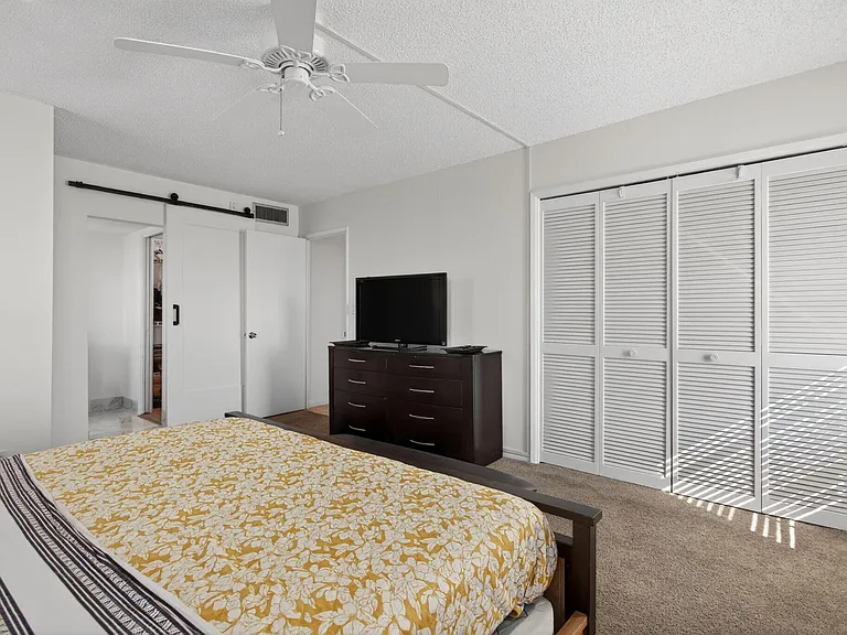 3960 Oaks Clubhouse Dr #512 — Photo 10
