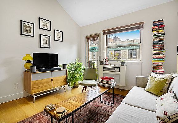 2nd image of 211 Thompson St Penthouse K
