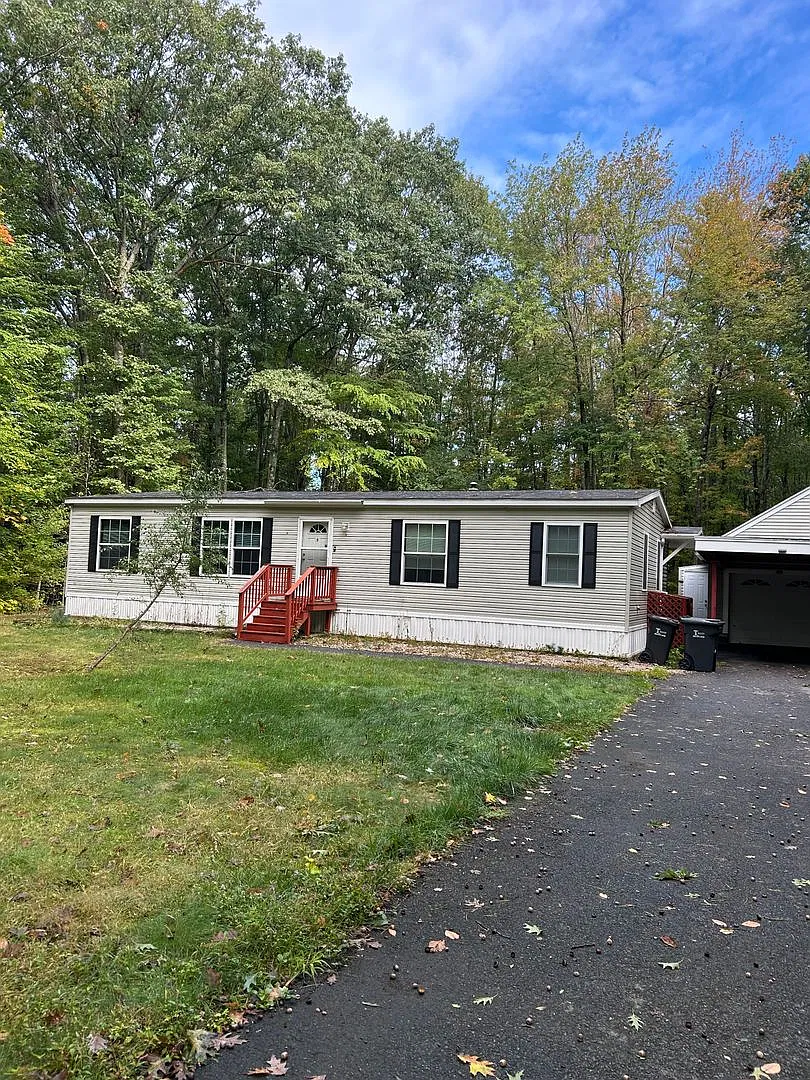 Sweet location, 3 bedroom 2 bath in Eliot Maine! 2 car garage! — Photo 1