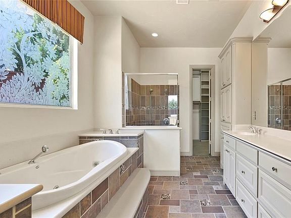 4th image of 2637 Stratford Chase