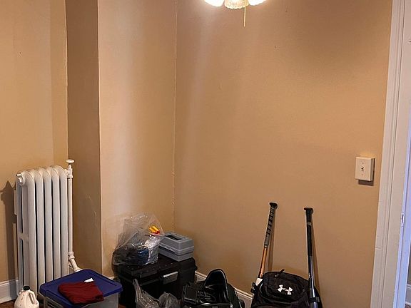 The tenant moving out used this as living room You could make it the bedroom