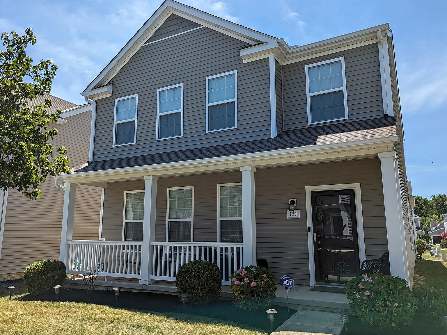 3 bed, 2.5 bath, 1900 sqft, $2,400 — Photo 2