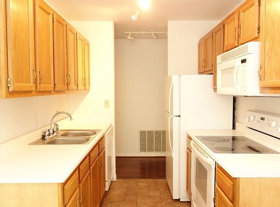 5th image of 5800 Oakwood Dr Unit 5A