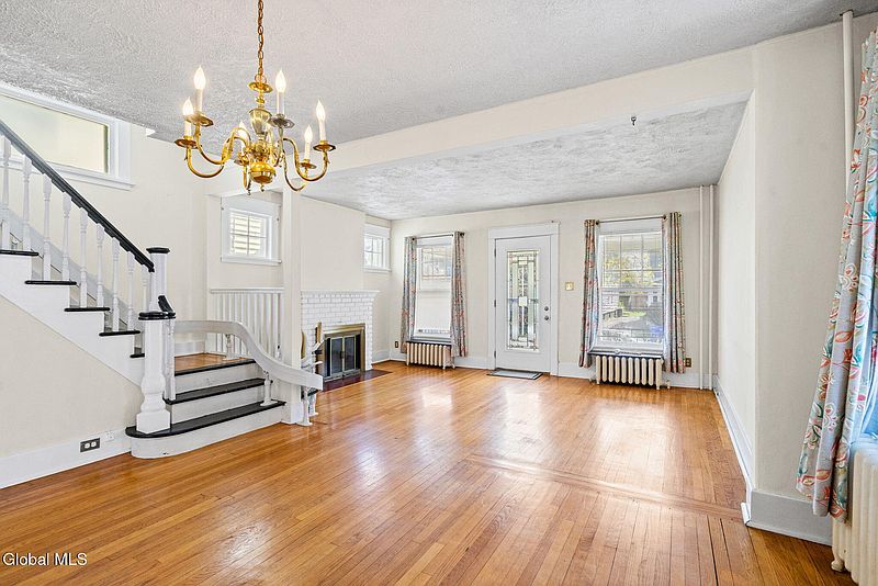 5th image of 105 Grove Avenue