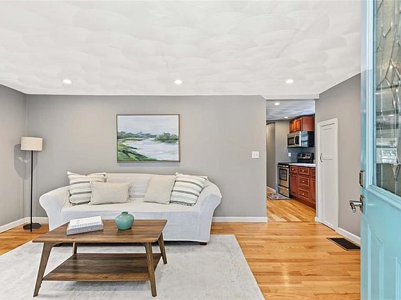 4th image of 40 Boyce Ave