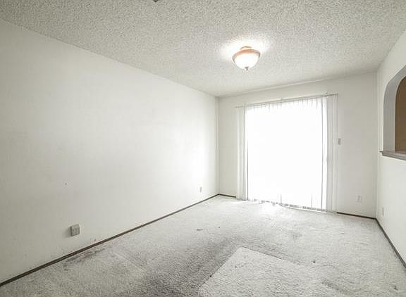 4th image of 2401 Meadow Brook Dr