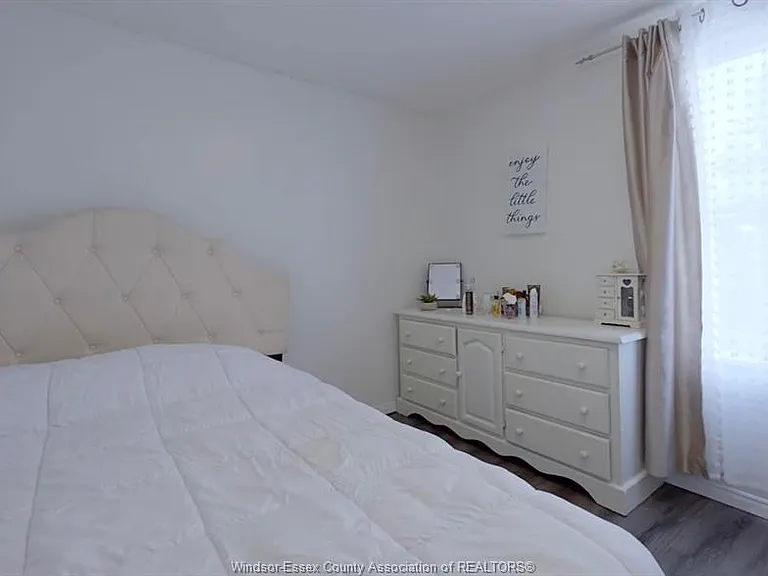 1073 Pierre Ave — Photo 8
