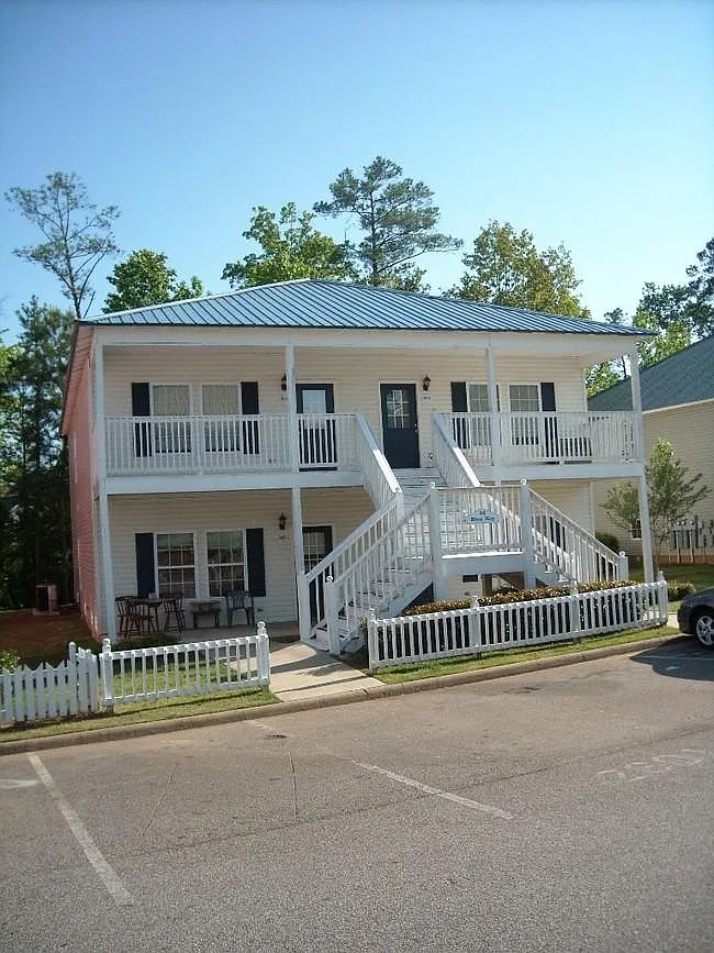 3 bed, 1200 sqft, $1,300 — Photo 1
