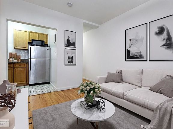 3rd image of 320 W 96th St APT 4a
