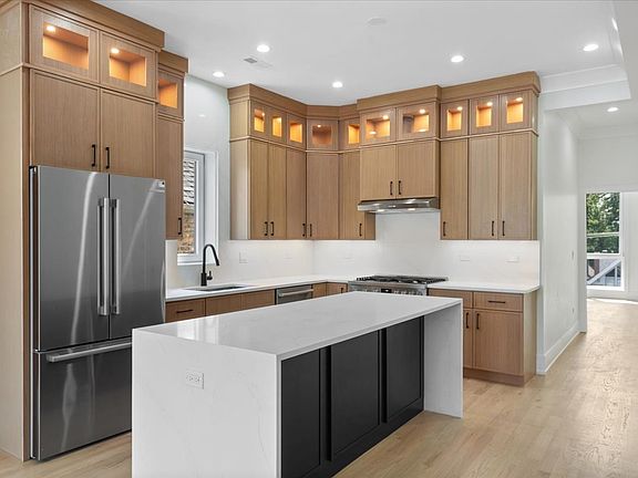 4th image of 2023 W Augusta Blvd #3E