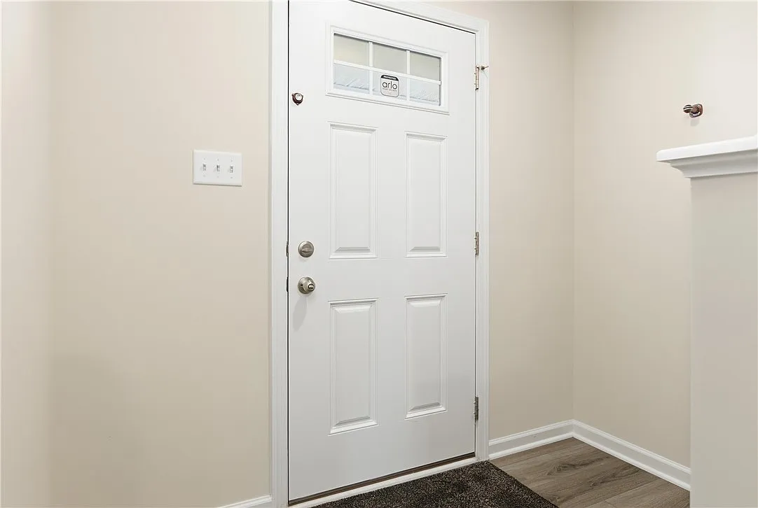 4 bed, 2.5 bath, 2704 sqft, $3,200 — Photo 4