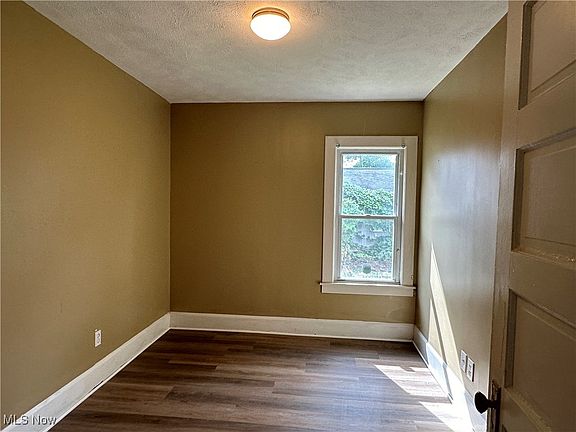 4th image of 127 Warren Ave