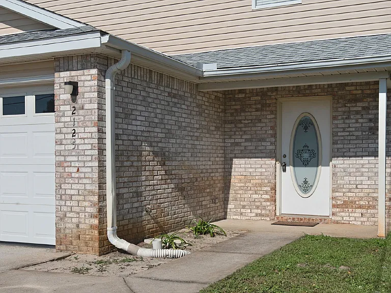 2125 Tom St — Photo 3
