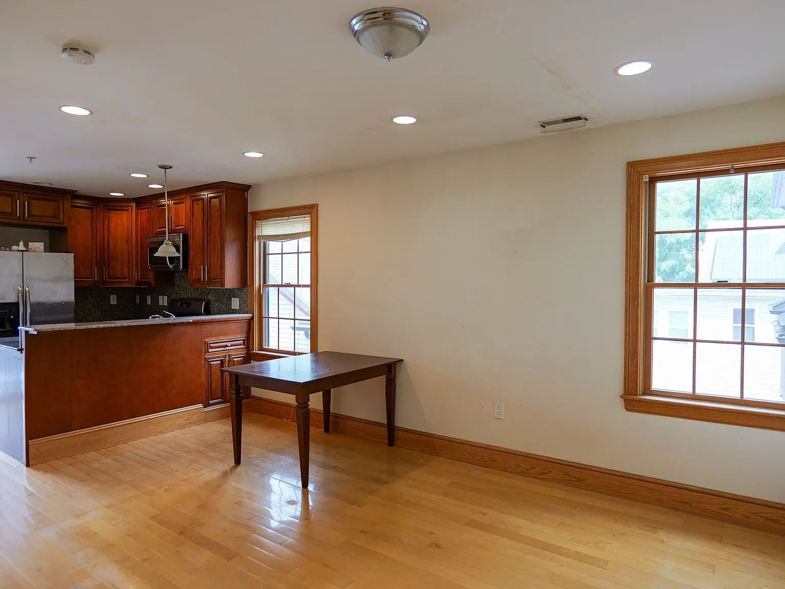 3 bed, 2.0 bath, 1200 sqft, $4,200 — Photo 4