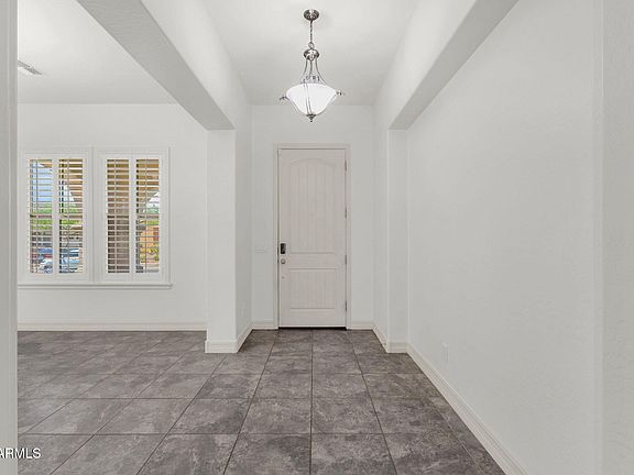 5th image of 2577 N BEVERLY Place