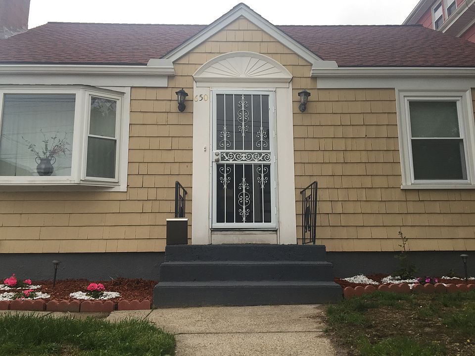 1st image of 650 Lonsdale Ave