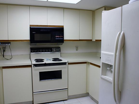 3rd image of 211 SW South River Dr APT 102