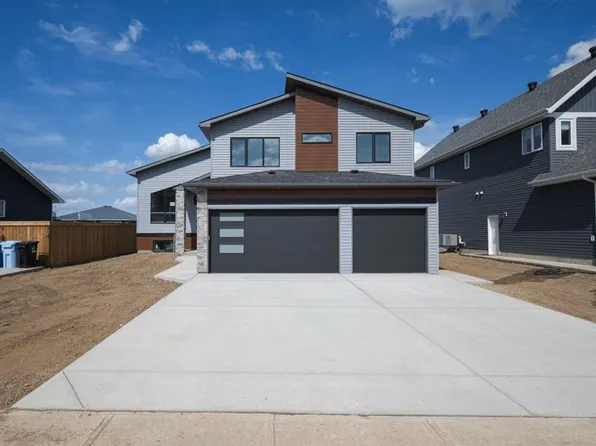 176 NE Beaveridge Close, Fort McMurray, AB T9H 2V7