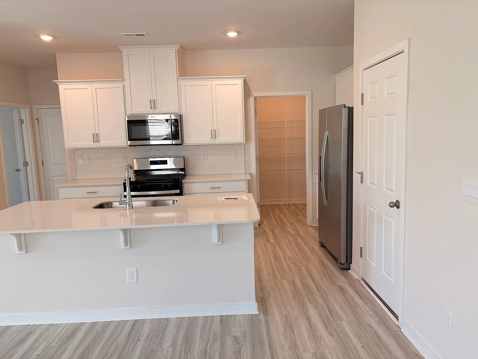 5 bed, 3.5 bath, 2368 sqft, $2,690 — Photo 3