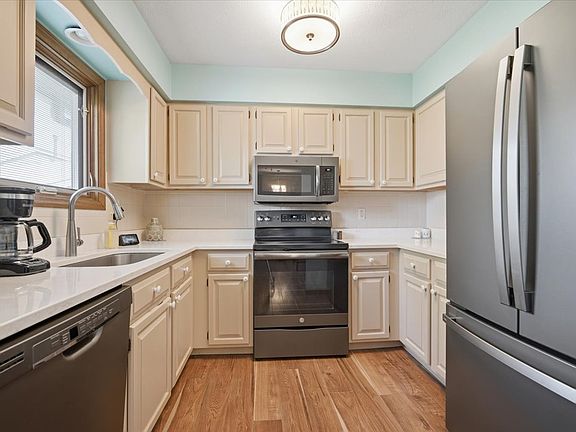5th image of 151 Manor Cir