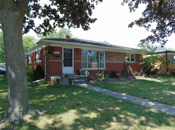 24701 Star Valley Dr, Saint Clair Shores, MI 48080