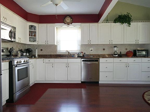 3rd image of 32 Basset Dr