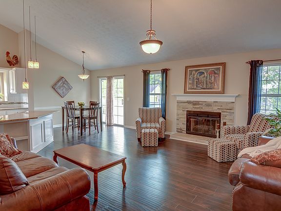 5th image of 215 Pinebridge Ct