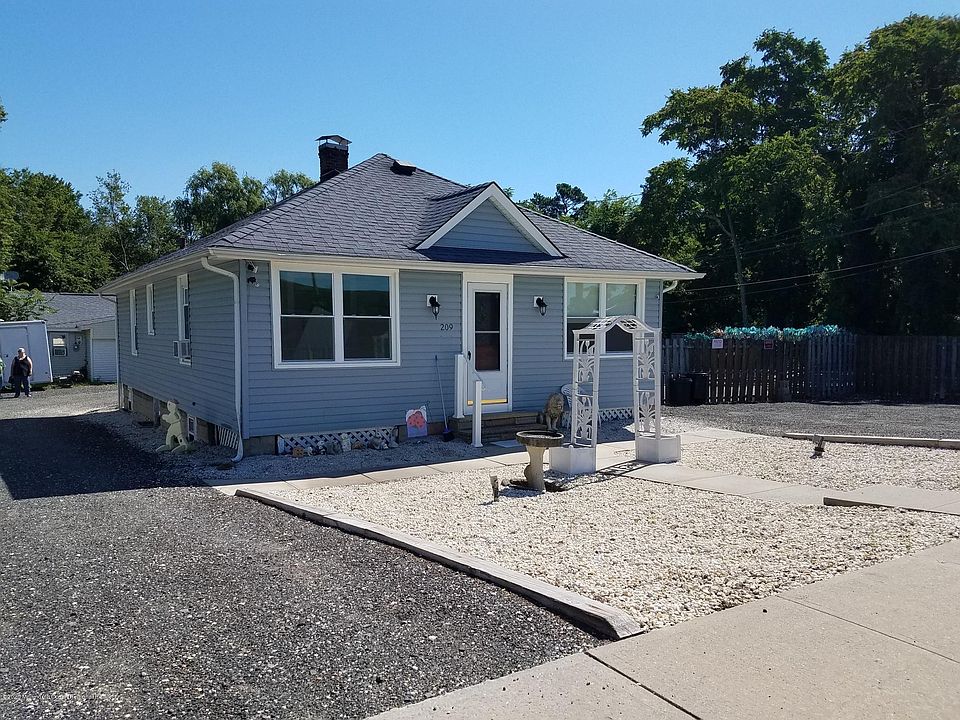 1st image of 209 Manapaqua Ave