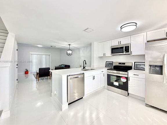 5th image of 2699 NE 15th St