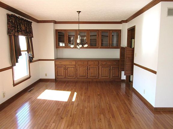 4th image of 30 Basswood Ct