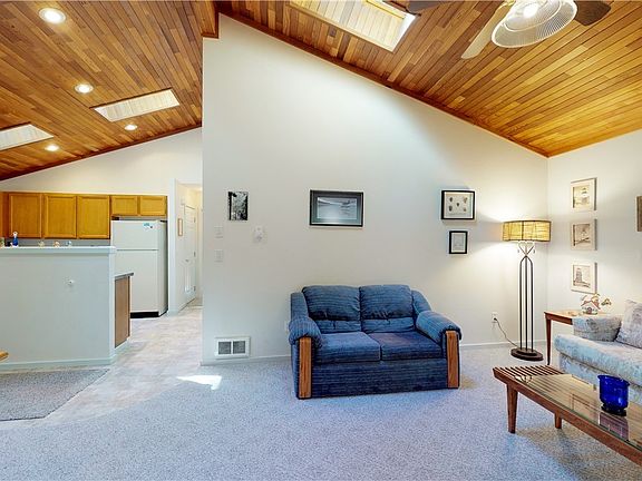 4th image of 136 E Barnacle Blvd
