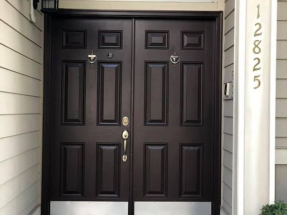 Double front door, great for larger furniture deliveries