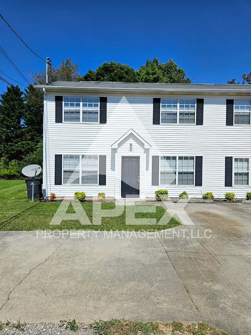 Beautiful 3 Bd 1.5 Ba Townhouse in WEST Knoxville! — Photo 1