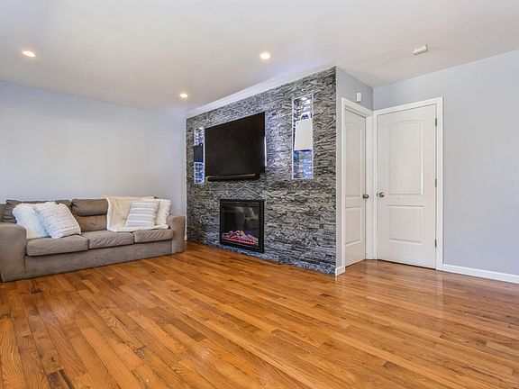 3rd image of 84 Cranberry St