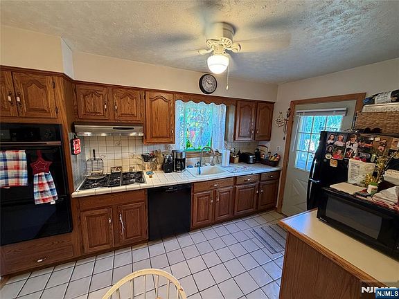 3rd image of 407 Berry Ave
