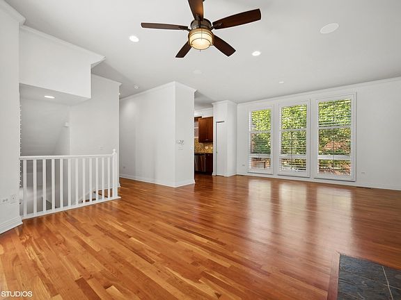 3rd image of 2634 N Hermitage Ave