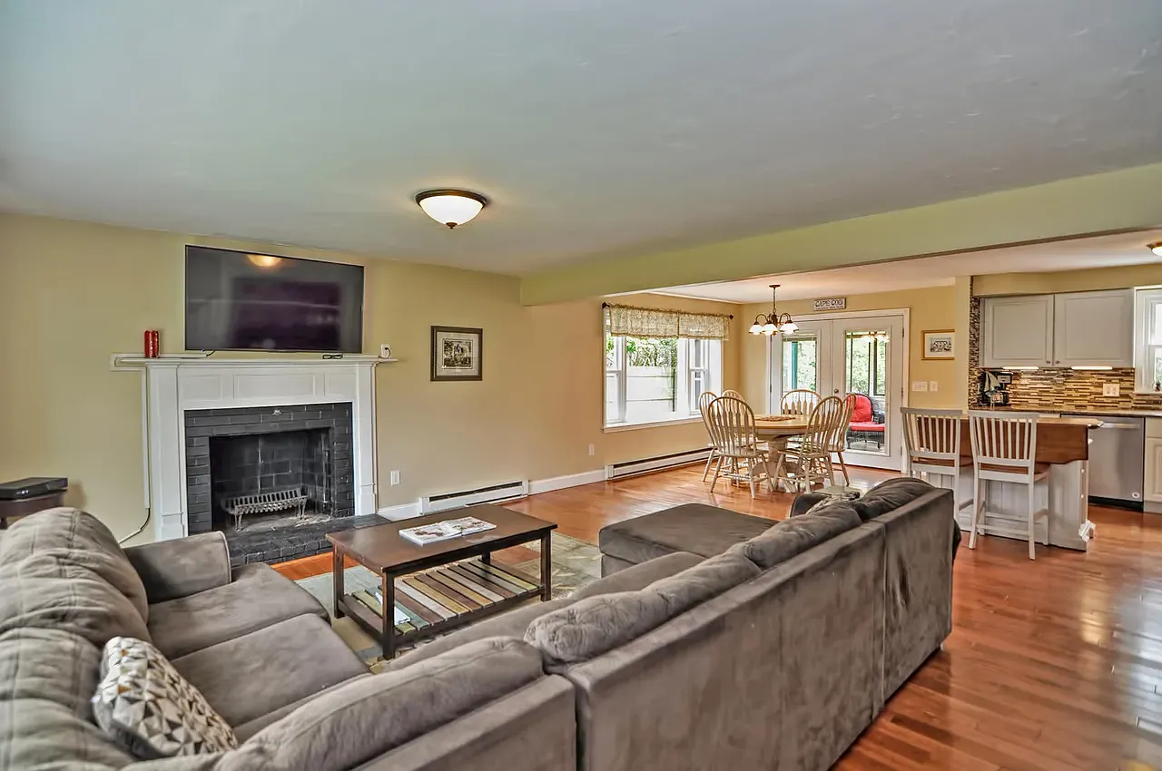 4 bed, 2033 sqft, $2,000 — Photo 2
