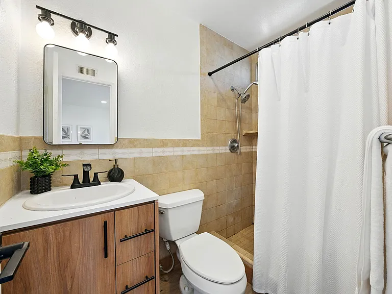 1472 Loma Ln — Photo 23