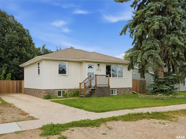 111 3rd Street, Hague, SK S0K 1X0