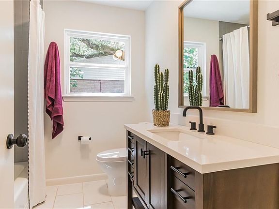 5th image of 820 River Oaks Dr