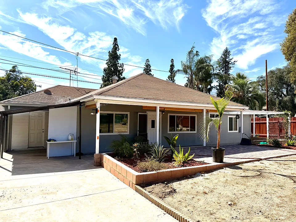 111 Poinsettia Ave
