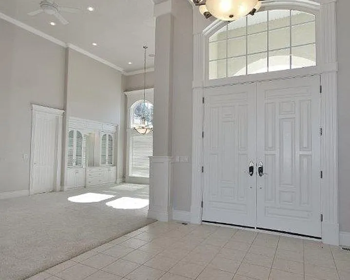 2291 N Greenview Ct — Photo 2