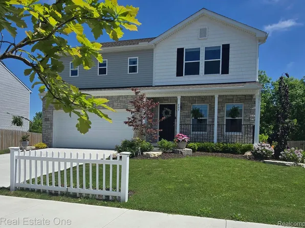 409 Old Farm Ln, Lapeer, MI 48446