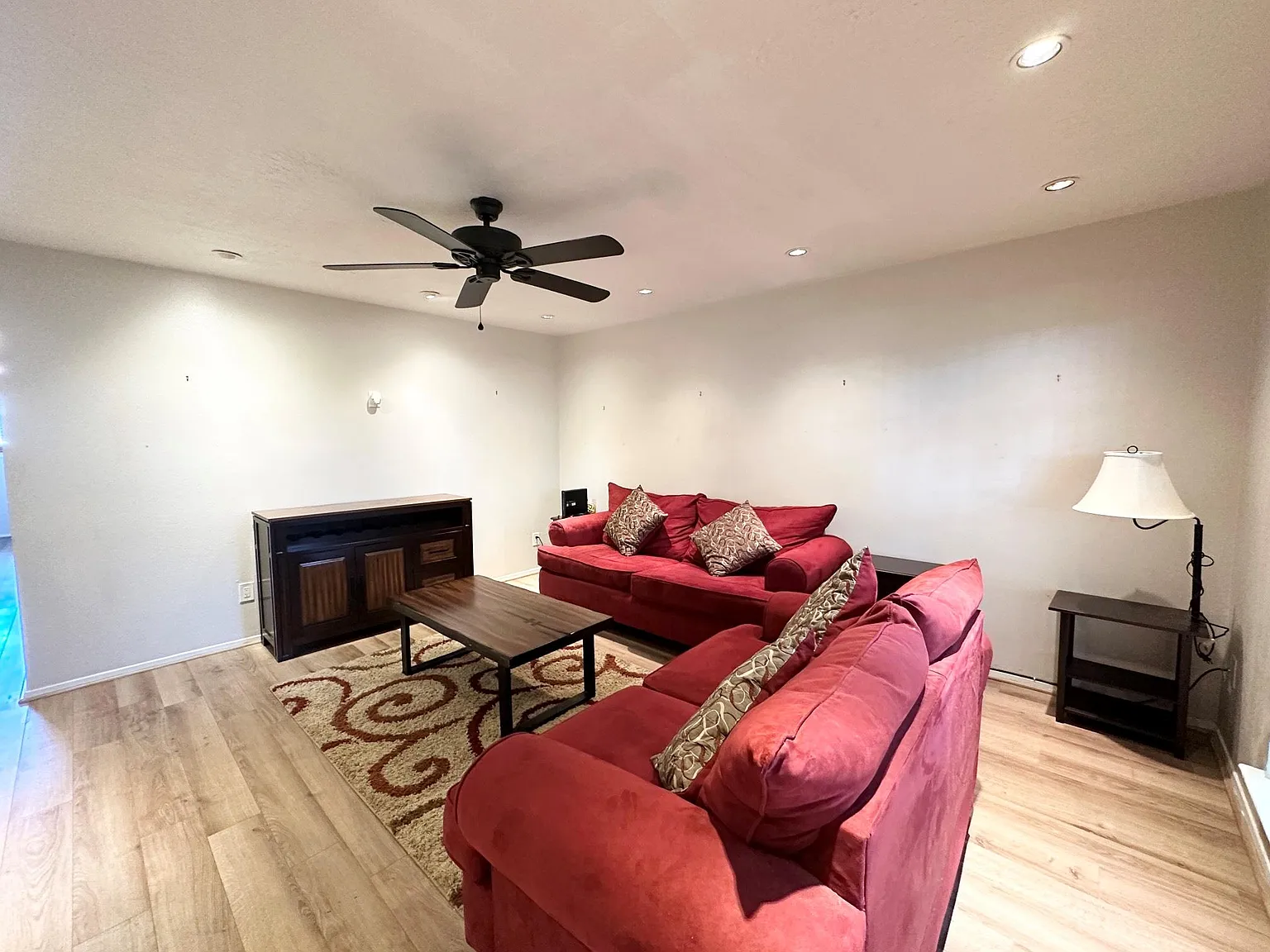 2 bed, 2.0 bath, 975 sqft, $2,000 — Photo 2