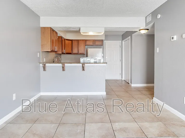 408 Noble Ave #B — Photo 4