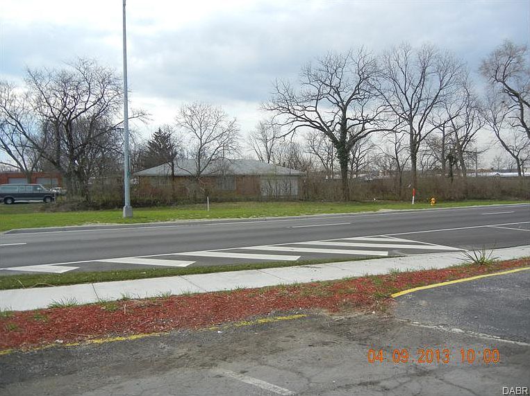 2nd image of 932 E Dixie Dr