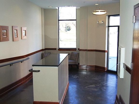 4th image of 411-111 W Washington St